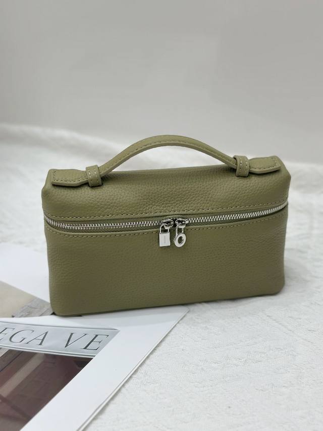 特价 Loro Piana 19饭盒包，长青火爆款桉树绿外观设计简约大方，可爱又不失利落。包身采用A级Togo头层牛皮，高级有质感。包包配备可调节、可拆卸的肩带