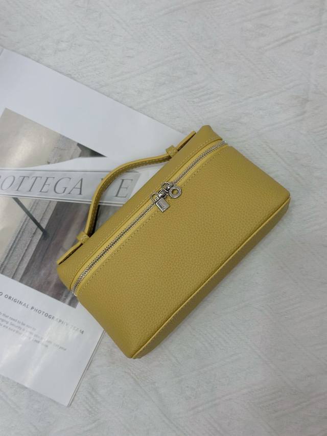 特价 Loro Piana 19饭盒包，长青火爆款小鸡黄外观设计简约大方，可爱又不失利落。包身采用A级Togo头层牛皮，高级有质感。包包配备可调节、可拆卸的肩带