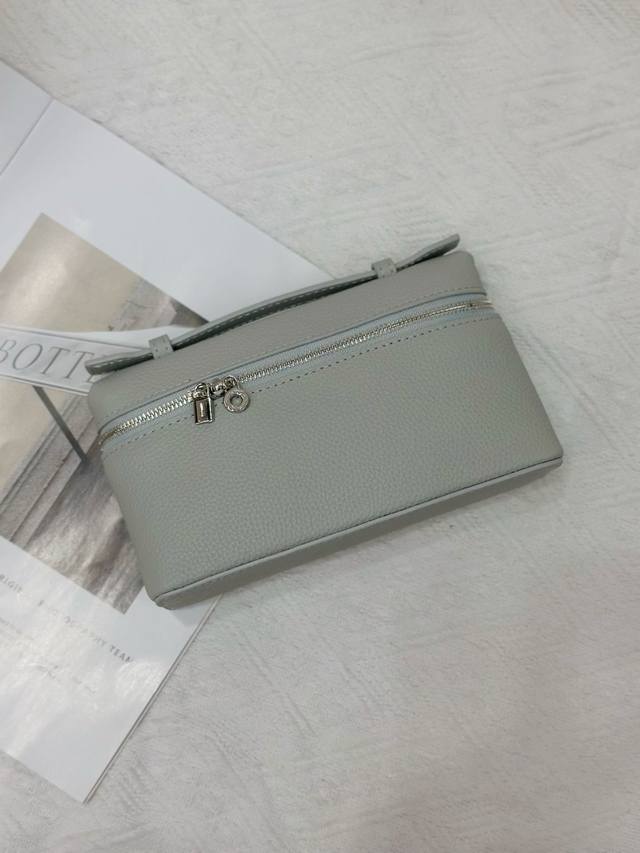 特价 Loro Piana 19饭盒包,长青火爆款冰川蓝外观设计简约大方,可爱又不失利落。包身采用A级Togo头层牛皮,高级有质感。包包配备可调节、可拆卸的肩带 特价 Loro Piana 19饭盒包,长青火爆款冰川蓝外观设计简约大方,可爱又不失利落。包身采用A级Togo头层牛皮,高级有质感。包包配备可调节、可拆卸的肩带