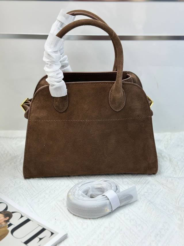 特价 The Row Margaux 10磨砂 棕色采用优质磨砂牛皮，质感细腻，触手生温，独特的纹理彰显着低调的奢华。极简风，线条简洁流畅，没有过多繁杂的装饰。