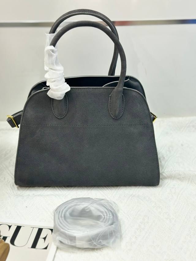 特价 The Row Margaux 10磨砂 深灰采用优质磨砂牛皮，质感细腻，触手生温，独特的纹理彰显着低调的奢华。极简风，线条简洁流畅，没有过多繁杂的装饰。