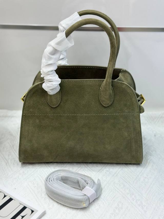 特价 The Row Margaux 10磨砂 绿色采用优质磨砂牛皮，质感细腻，触手生温，独特的纹理彰显着低调的奢华。极简风，线条简洁流畅，没有过多繁杂的装饰。