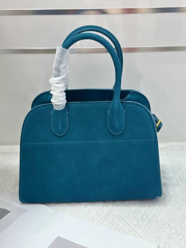 特价 The Row Margaux 10磨砂 孔雀蓝采用优质磨砂牛皮，质感细腻，触手生温，独特的纹理彰显着低调的奢华。极简风，线条简洁流畅，没有过多繁杂的装饰