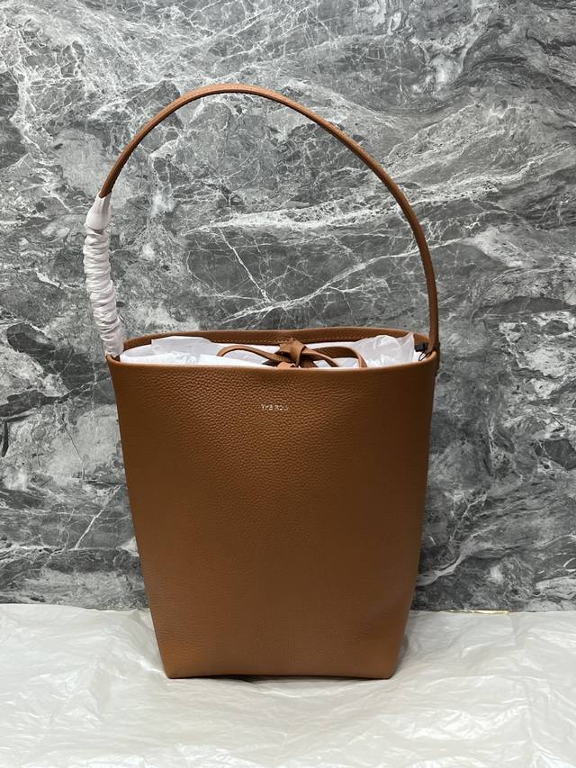 特价 ｛中号荔枝金棕｝出 Park Tote托特包极简冷淡风的水桶造型 低调奢华 百搭通勤实用性也很强 太适合喜欢小包又东西多的女生啦羊皮质感柔软至极又坚挺有型