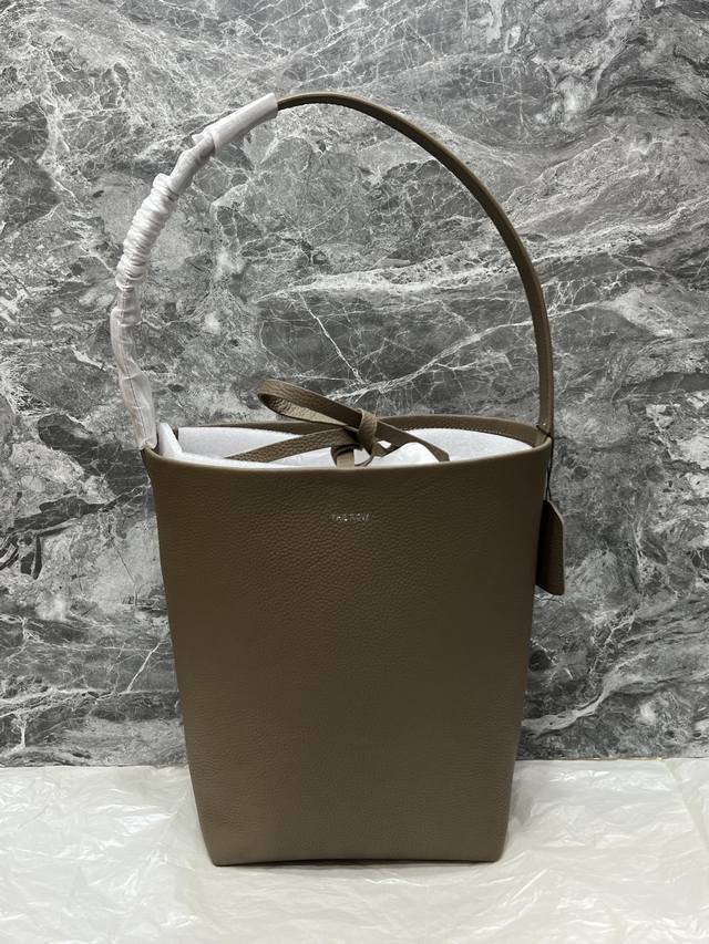 特价 {中号荔枝大象灰}出 Park Tote托特包极简冷淡风的水桶造型 低调奢华 百搭通勤实用性也很强 太适合喜欢小包又东西多的女生啦羊皮质感柔软至极又坚挺有 特价 {中号荔枝大象灰}出 Park Tote托特包极简冷淡风的水桶造型 低调奢华 百搭通勤实用性也很强 太适合喜欢小包又东西多的女生啦羊皮质感柔软至极又坚挺有