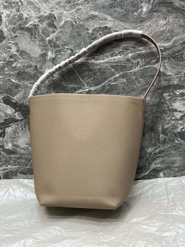 特价 ｛中号荔枝奶茶｝出 Park Tote托特包极简冷淡风的水桶造型 低调奢华 百搭通勤实用性也很强 太适合喜欢小包又东西多的女生啦羊皮质感柔软至极又坚挺有型
