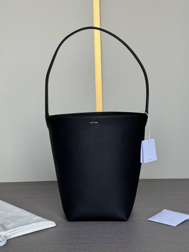 特价 顶级原单The Row经典水桶包极简风格设计单肩包黑色中号低调又优雅，自带随性感，简单一根全皮包带增加了时髦感，非常的高级，Tr家包袋凭借着低调设计与百搭