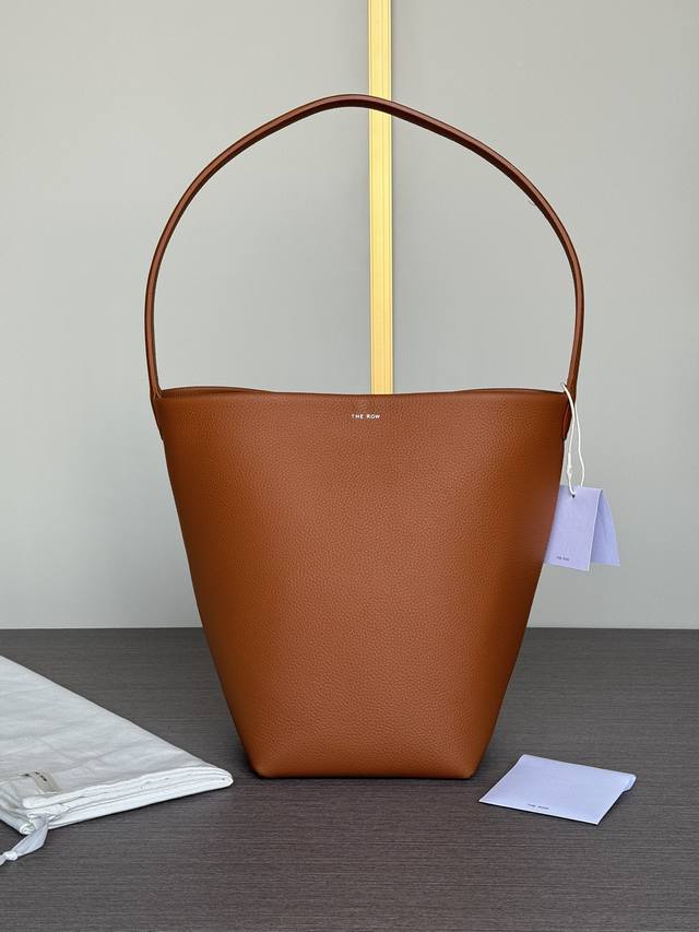 特价 顶级原单The Row经典水桶包极简风格设计单肩包焦糖色中号低调又优雅，自带随性感，简单一根全皮包带增加了时髦感，非常的高级，Tr家包袋凭借着低调设计与百
