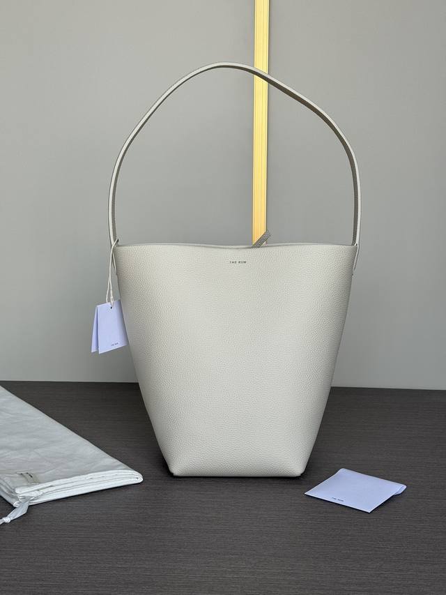 特价 顶级原单The Row经典水桶包极简风格设计单肩包白色中号低调又优雅，自带随性感，简单一根全皮包带增加了时髦感，非常的高级，Tr家包袋凭借着低调设计与百搭