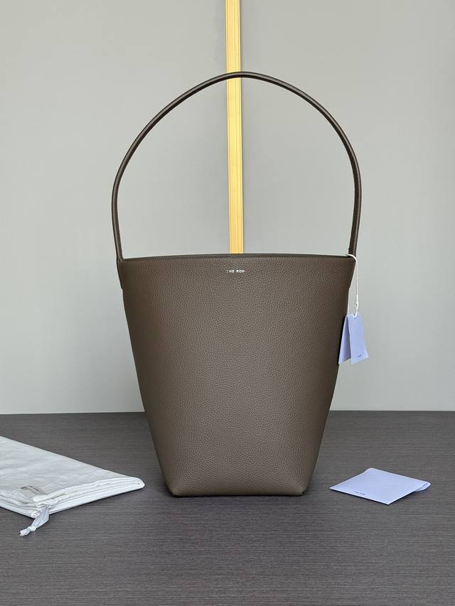 特价 顶级原单The Row经典水桶包极简风格设计单肩包大象灰中号低调又优雅，自带随性感，简单一根全皮包带增加了时髦感，非常的高级，Tr家包袋凭借着低调设计与百