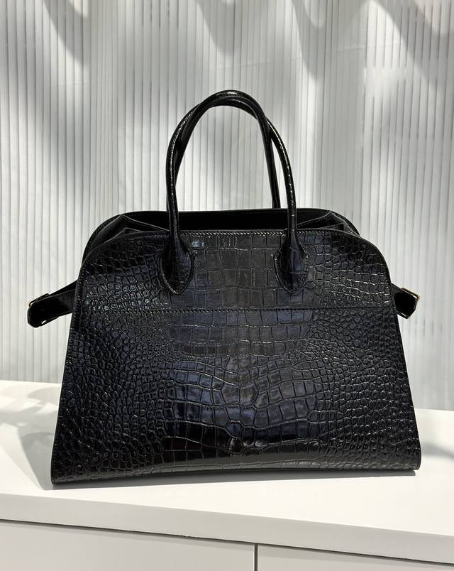 Tr The *Row Margaux 15同款 ～高定版鳄鱼纹牛皮配金色五金慵懒的时尚感，利落的走线，柔和的气质，简约的五金，组成了非常有腔调Margaux