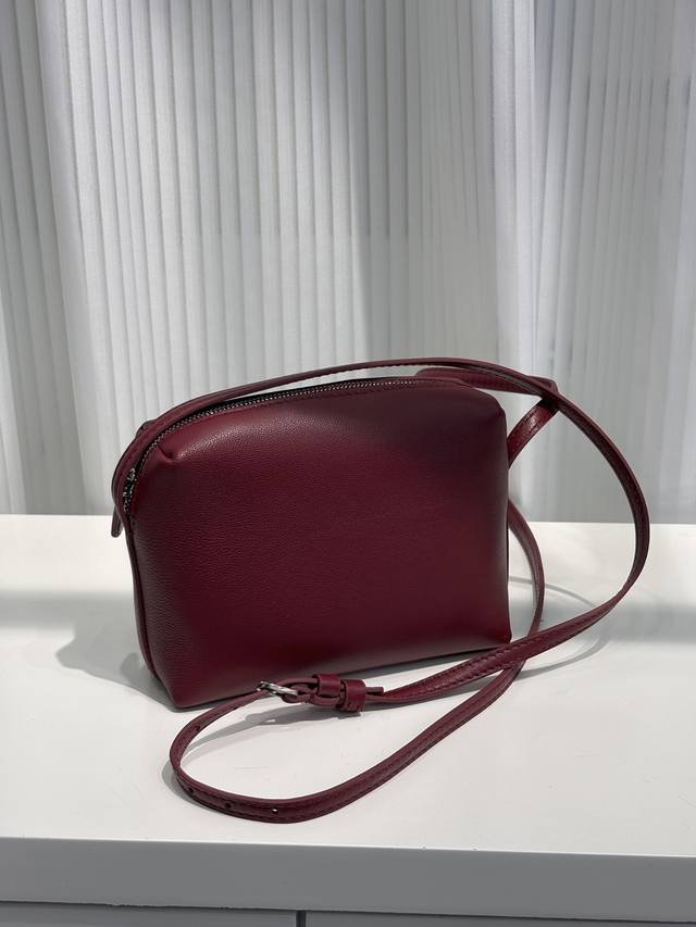 The Row Tr新款Regent时尚法棍手机小方包小小只斜挎好可爱里外都采用小羊皮，一如既往的细腻尺寸：17-13-5Cm型号：292936大红