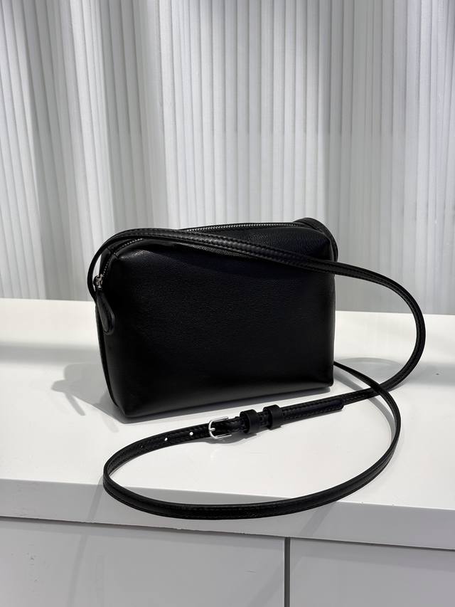 The Row Tr新款Regent时尚法棍手机小方包小小只斜挎好可爱里外都采用小羊皮，一如既往的细腻尺寸：17-13-5Cm型号：292936黑色