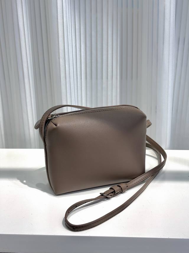 The Row Tr新款Regent时尚法棍手机小方包小小只斜挎好可爱里外都采用小羊皮，一如既往的细腻尺寸：17-13-5Cm型号：292936卡其色