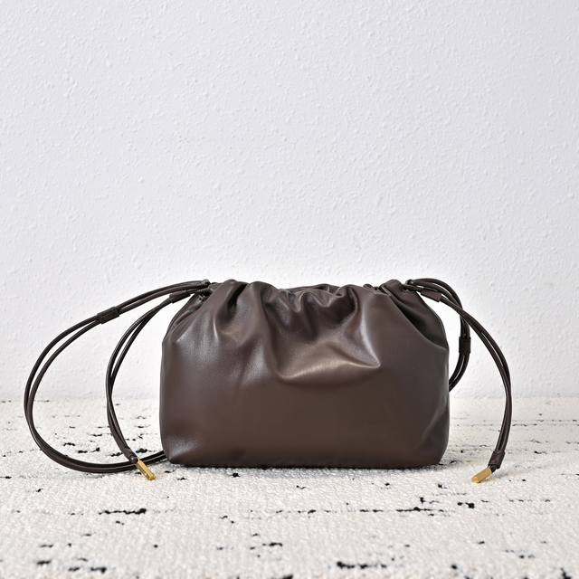 新款 云朵包 大号 设计简洁而精致稍加Diy又可变成“福袋”的造型内外都采用细腻软糯的小羊皮，手感超舒服尺寸：27-19-7