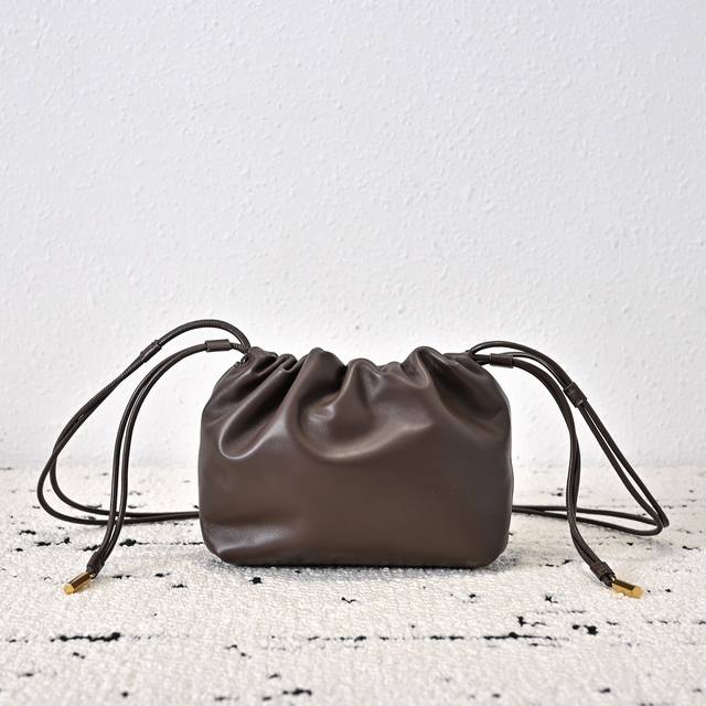 新款 云朵包 小号 设计简洁而精致，可作为手拿 单肩 斜挎包稍加Diy又可变成“福袋”的造型内外都采用细腻软糯的小羊皮，手感超舒服尺寸：20-17-4Cm