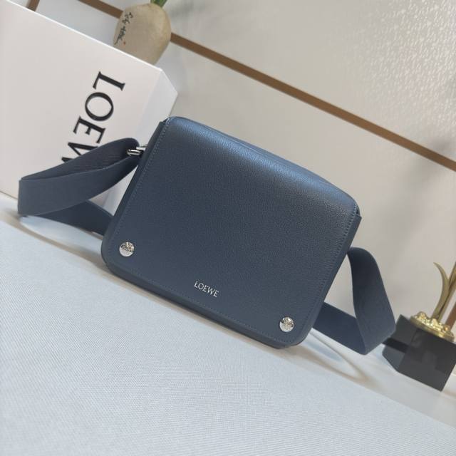 Low新款中号柔软粒面牛皮革Pebble邮差包.采用实用精巧设计.配有双重标志性是Anagram Pebble.此版本采用柔软粒面牛皮革制成。可调节Low织带*