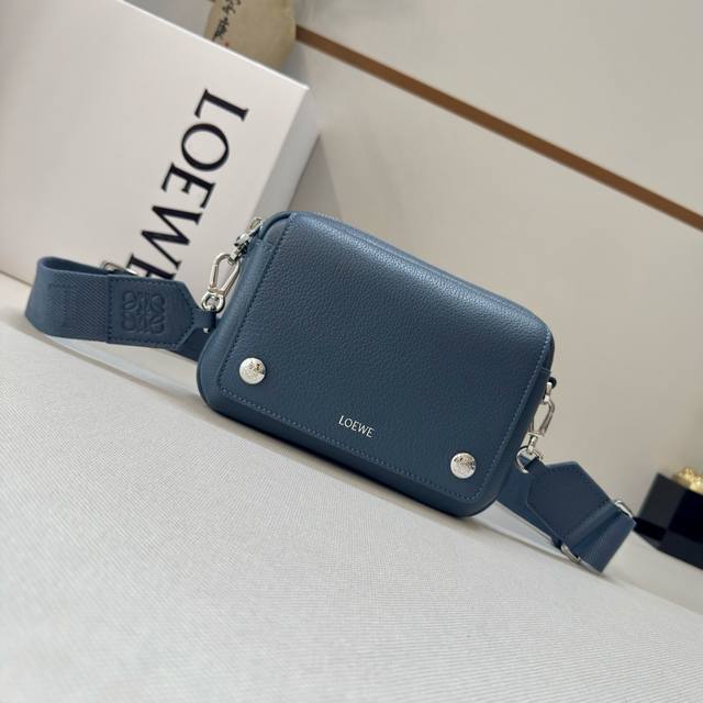 Low新款小号柔软粒面牛皮革Pebble邮差包.采用实用精巧设计.配有双重标志性是Anagram Pebble.此版本采用柔软粒面牛皮革制成。可调节Low织带*