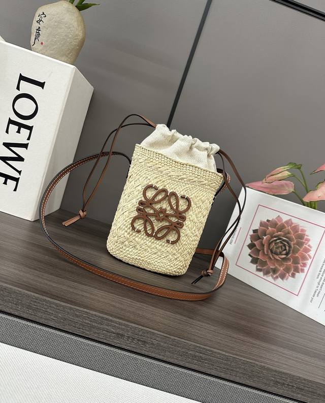 Lw新款夏日度假感手机包天然进口拉菲草编织搭配缤纷靓丽配色可爱又实用 夏日度假感满满！容量感满满手机口红等日常用品 都放得下心~ 自带收口可收纳，提升高度的同时