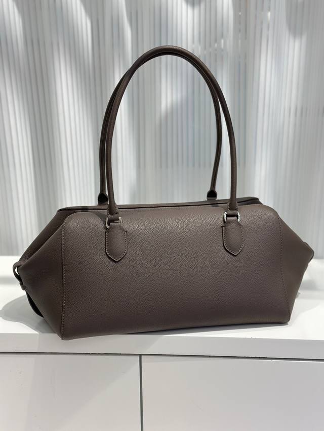 The Row Tr新款Bowling Ew Bag 结合了 Terrasse和Ew的包型特点,极简线条的廓形设计十分耐看。包身采用头层荔枝纹牛皮拼羊皮内里,手 The Row Tr新款Bowling Ew Bag 结合了 Terrasse和Ew的包型特点,极简线条的廓形设计十分耐看。包身采用头层荔枝纹牛皮拼羊皮内里,手