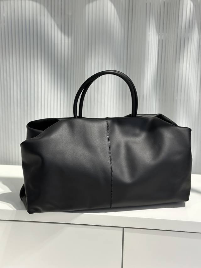 Tr The Row 超重工云朵包,手工缝制The Row Elio Bourse Bag 来啦喜欢这种软塌塌的跟肆意大小纹理碰撞出来的随性感超轻容量还大非常实 Tr The Row 超重工云朵包,手工缝制The Row Elio Bourse Bag 来啦喜欢这种软塌塌的跟肆意大小纹理碰撞出来的随性感超轻容量还大非常实