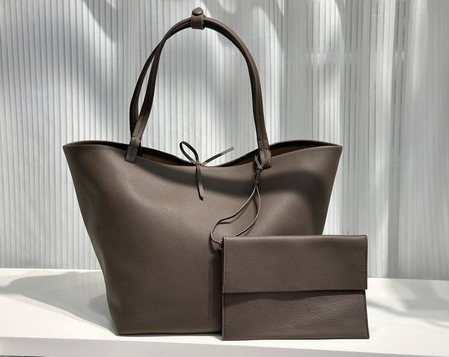 Tr The Row Park Tote 无标 皮质升级版本托特包独有的随性与慵懒，日常通勤出行都非常优秀！当你阅尽千帆衣与物后你就会想回归的一定是好质感的东西