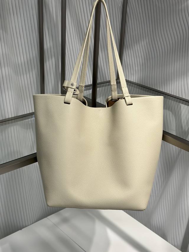 Tr The Row Park Tote 皮质升级版本托特包独有的随性与慵懒，日常通勤出行都非常优秀！当你阅尽千帆衣与物后你就会想回归的一定是好质感的东西。 皮