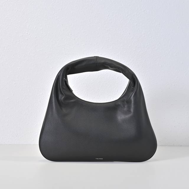 The Ro*腋下包 手提包采用小牛皮、 简约而不失高级感容量很能装 腋下背手提背尺寸35*32 The Ro*腋下包 手提包采用小牛皮、 简约而不失高级感容量很能装 腋下背手提背尺寸35*32