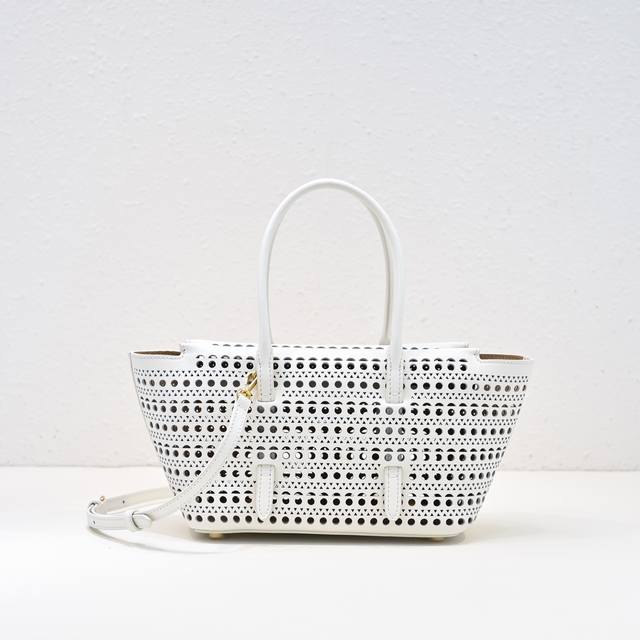 Ala 托特材质：头层牛皮 内里牛猄绒 尺寸：长20宽13.5高10颜色：黑 白C880