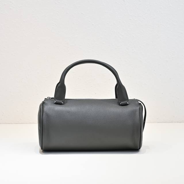 The Ro* 24秋冬新款 Edith Bag Kendall 肯豆同款，高级简约风容量很Ok，小雨伞小水壶都没问题呢，装下女孩的一切小物！采用进口小牛皮配羊