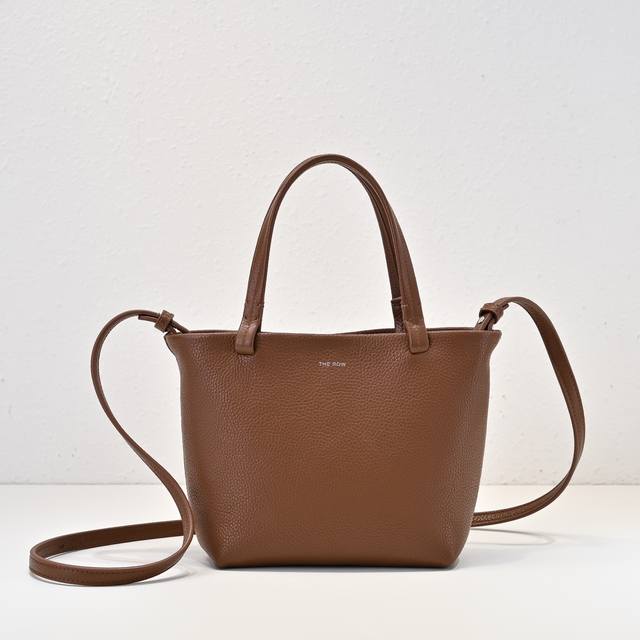 The Ro* Park Tote Mini Bag设计精简 精致度拉满 只需简约穿搭就很韩气，春夏背着不要太合适哈！！可以手拎 亦可斜挎看起来 小小一只 容量