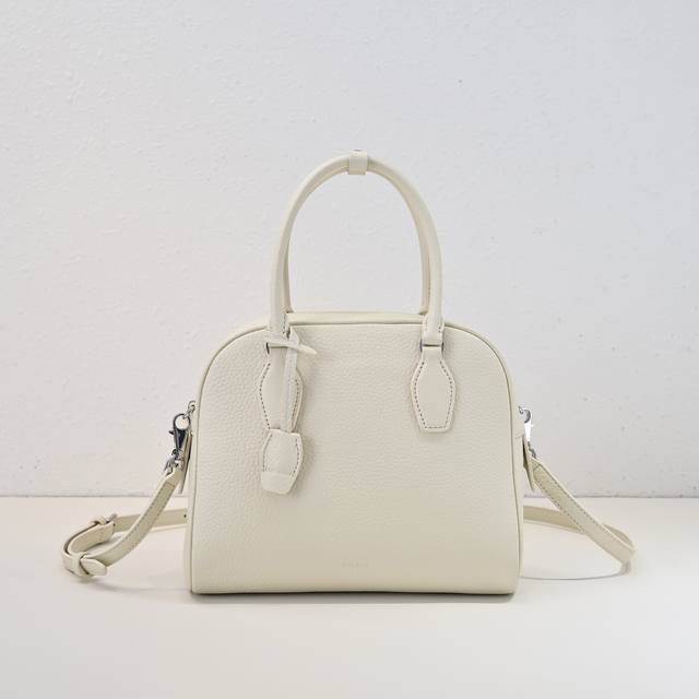 Tr新宠 India 10保龄球包India 10 保龄球包颜值真的很高,看到第一眼直接就走不动了,太好看了吧India 10 自配长肩带,可拎可背,比Indi Tr新宠 India 10保龄球包India 10 保龄球包颜值真的很高,看到第一眼直接就走不动了,太好看了吧India 10 自配长肩带,可拎可背,比Indi