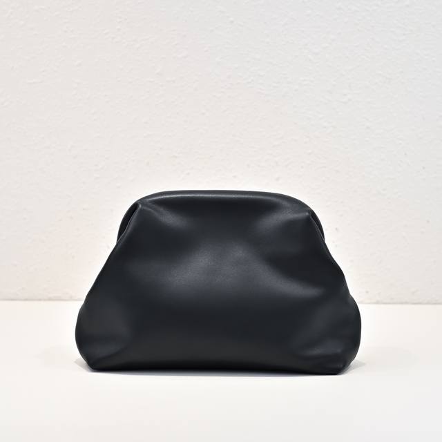 The Ro* Mira包 内里柔软羊皮,可以手拿也可以单肩背 ,极简主义 尺寸:25*8*17 The Ro* Mira包 内里柔软羊皮,可以手拿也可以单肩背 ,极简主义 尺寸:25*8*17