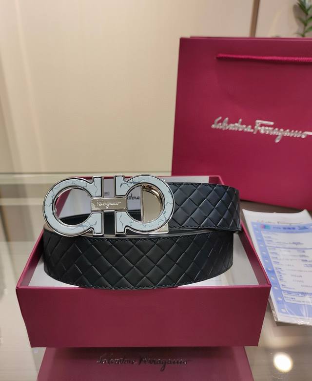 菲拉格慕 原单精品，双面进口牛皮格纹系列，搭配精品珐琅纹铜扣，自行选择搭配，真材实料有质感，时尚经典不失风范 ，长短可自行裁剪，宽度3.5 Cm