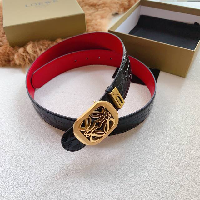 罗意威新款系列, 配送官网同步正版新款包装,精品纯钢扣头,漆皮进口皮料,经典版型高档时尚 对版车线,宽度3.8 Cm ,品质保真 专柜最新版买版开模定制 罗意威新款系列, 配送官网同步正版新款包装,精品纯钢扣头,漆皮进口皮料,经典版型高档时尚 对版车线,宽度3.8 Cm ,品质保真 专柜最新版买版开模定制