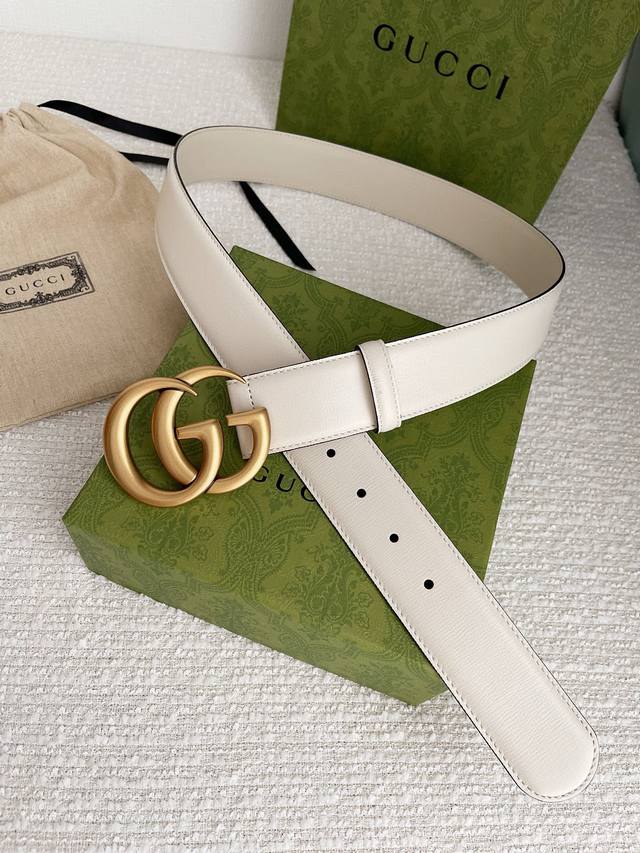 古奇女装经典版型Gg系列， Aria-时尚咏叹调 系列推出多款单色调配饰，令经典设计呈现出简约利落的现代气息。饰以双G腰带扣，宽度 3.0 3.8Cm三个宽度可