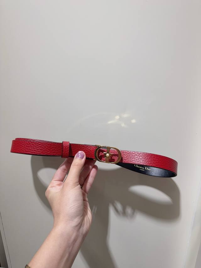 Dior 意大利进口头层荔枝纹牛皮配平纹底，搭配真空电镀亮面珍珠扣，官网新款，专柜有售，市场顶级品质，支持验货配送全套专柜包装，宽度 2.0Cm