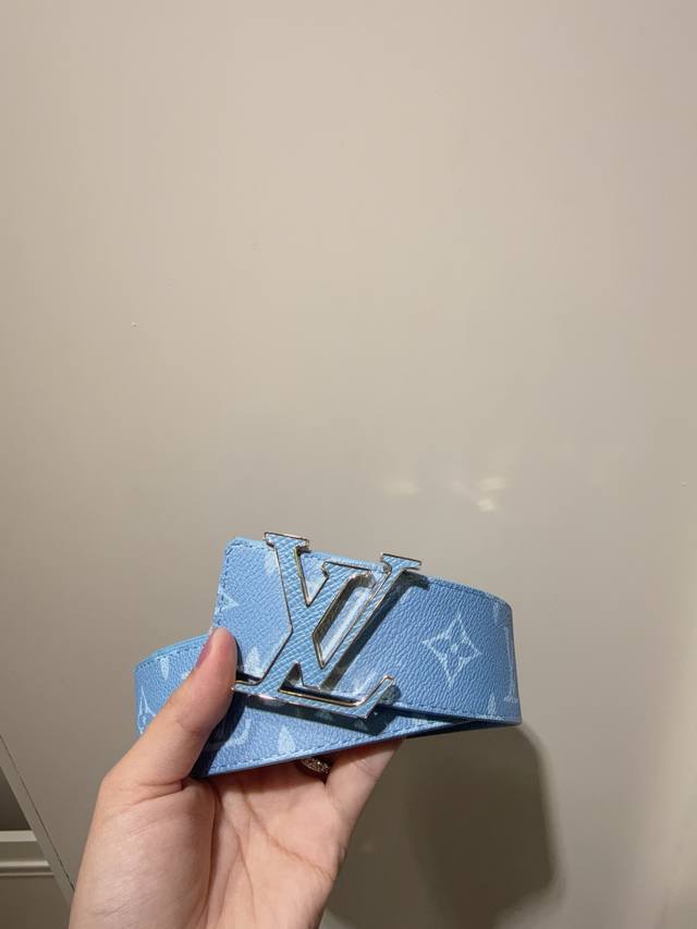 Lv 意大利进口专柜专用Monorgan涂层帆布配十字纹底，搭配真空电镀贴皮纯铜扣，官网新款，专柜有售，市场顶级品质，支持验货配送全套专柜包装，宽度 4.0Cm