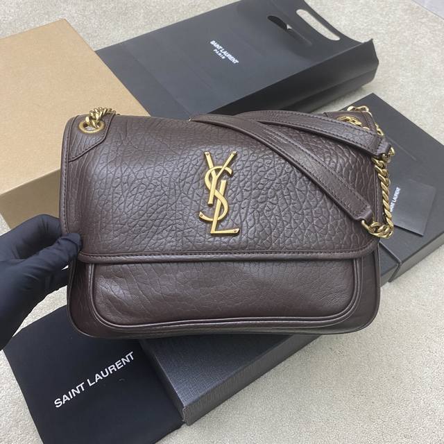 大象纹咖啡红 金顶级原单、精品专供新款大象纹Nikai正面翻盖手袋，饰以金属 Le Cassandre ，搭配可转换皮革和链条肩带。爆款Niki大象纹，超多明星