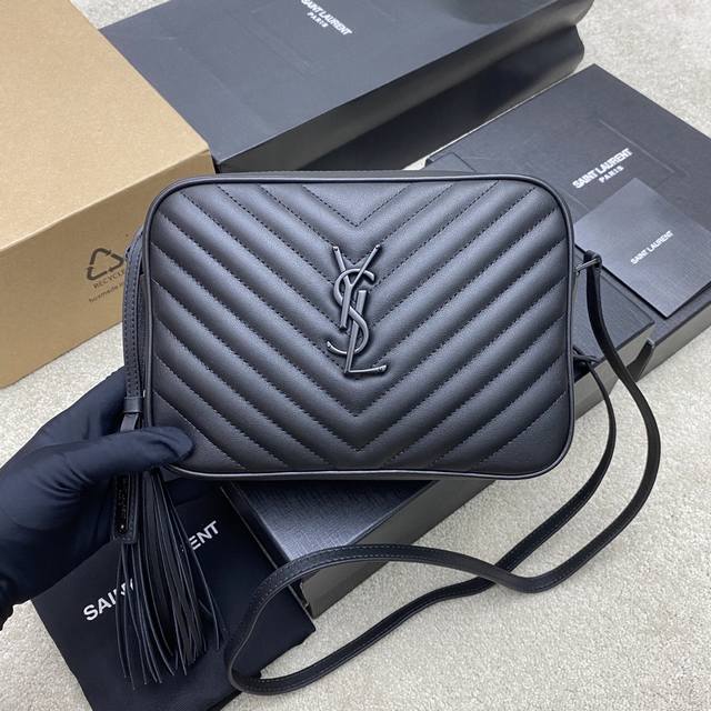 黑平纹 枪全新升级版#强烈种草Y家Lou Bag爆款相机包，比老版本后面多了一个小口袋，自重超级轻巧的款式，容量惊人原厂Zp皮细腻高级，皮质手感都超级棒简约的包