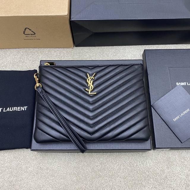 黑羊皮 金Ysl Saint Laurent Paris新款黑色经典手拿包小牛皮拉链，柔软光泽优雅大方的绗缝工艺菱格紋絎縫柔软小羊皮手拿包！精致的工艺打造出每一