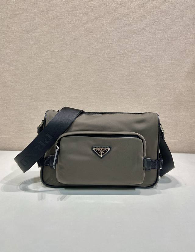 新款邮差包2Vh192小号这款单肩包的运动功能性由简约线条和实用现代细节定义。包身采用创新性的Re-Nylon再生尼龙材质打造,搭配Saffiano牛皮革细节, 新款邮差包2Vh192小号这款单肩包的运动功能性由简约线条和实用现代细节定义。包身采用创新性的Re-Nylon再生尼龙材质打造,搭配Saffiano牛皮革细节,