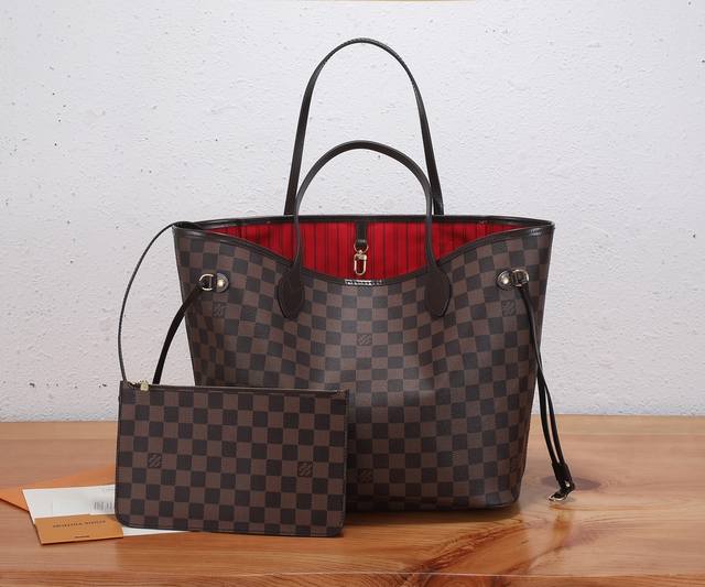顶级原单、加强版Neverfull 中号手袋本款 Neverfull 中号手袋结合了经典设计与标志性细节。由优雅 Damier Ebene 帆布制成,采用多彩织 顶级原单、加强版Neverfull 中号手袋本款 Neverfull 中号手袋结合了经典设计与标志性细节。由优雅 Damier Ebene 帆布制成,采用多彩织