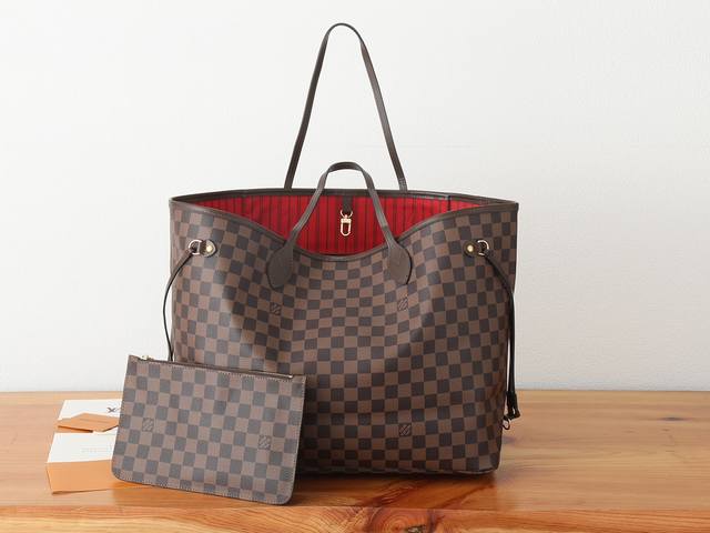 变码芯片版顶级原单、加强版Neverfull 大号托特包为 Damier Ebene 帆布勾勒牛皮革饰边，于宽敞构型融入缤纷织物内衬。两侧饰带无论束紧或舒展，均