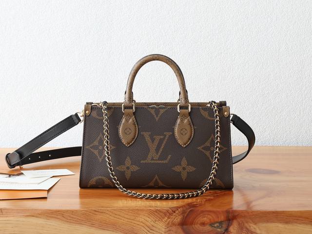 163C01动态芯片 顶级原单、加强版Onthego East West 手袋以涂层帆布呈现 Monogram Giant 元素，与 Monogram Reve