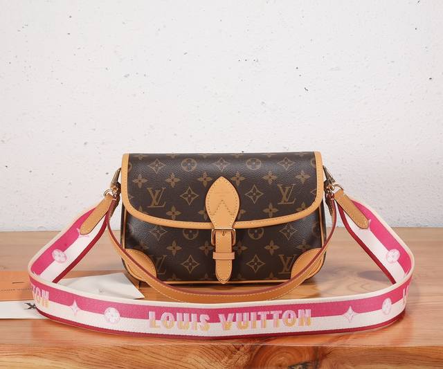 顶级原单、加强版Diane 手袋重塑 1990 年代的经典设计,为 Monogram 帆布包身融入皮革边角和传统搭扣等复古元素,搭配口袋和齐整内层。宽幅提花肩带 顶级原单、加强版Diane 手袋重塑 1990 年代的经典设计,为 Monogram 帆布包身融入皮革边角和传统搭扣等复古元素,搭配口袋和齐整内层。宽幅提花肩带