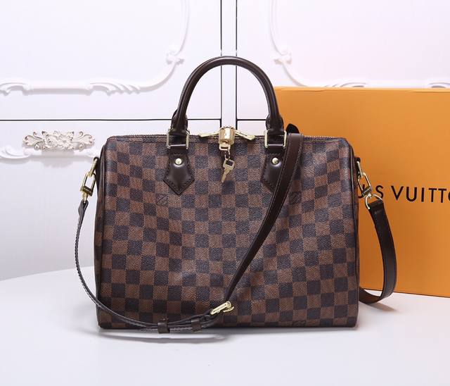 原版高品质Lv Speedy 30 手袋 配肩带 M40391，这款 Speedy 手袋的每个特色都堪称经典： 独一无二的造型、皮质手柄、Monogram帆布。