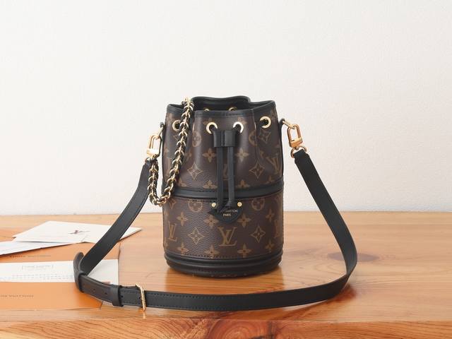 163C01动态芯片 顶级原单、加强版Canoé 手袋取材 Monogram 帆布，将 Noé 手袋和 Cannes 手袋融于一身，令前者的抽绳结合后者的模压底