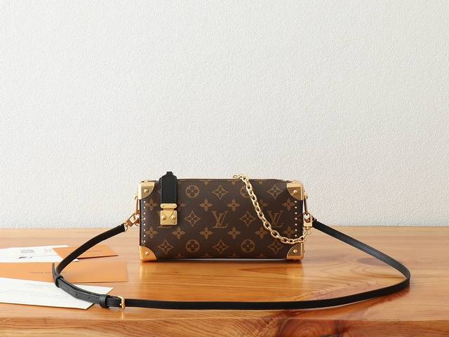 变码芯片版顶级原单、加强版Slim Trunk 手袋以优雅之姿亮相 2025 Cruise 早春秀场,为经典 Trunk 手袋系列再添新成员。Monogram 变码芯片版顶级原单、加强版Slim Trunk 手袋以优雅之姿亮相 2025 Cruise 早春秀场,为经典 Trunk 手袋系列再添新成员。Monogram