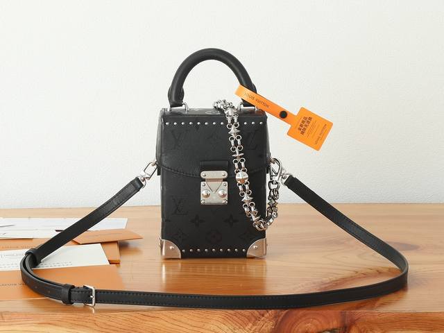 变码芯片版顶级原单、加强版 Camera Box 手袋出自 Nicolas GhesquièRe 之手，为光滑牛皮革点缀 Monogram 图案。莹亮 Mono